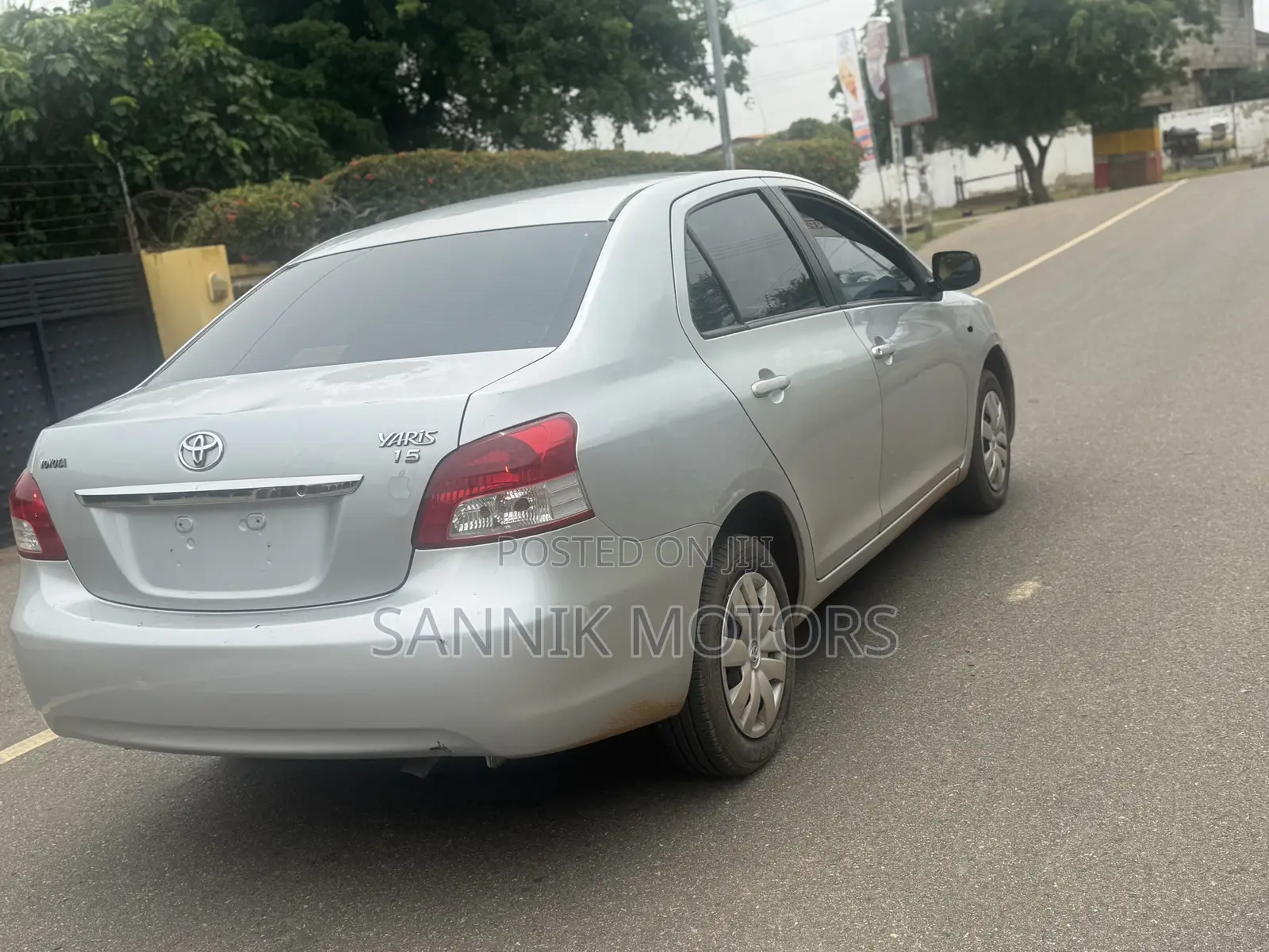 Toyota Yaris Base Sedan 4dr 2010 Silver