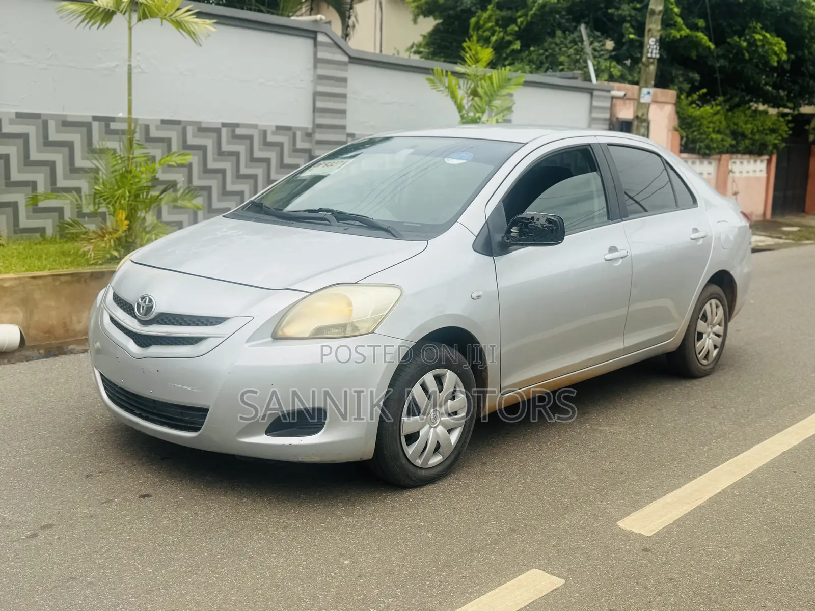 Toyota Yaris Base Sedan 4dr 2010 Silver