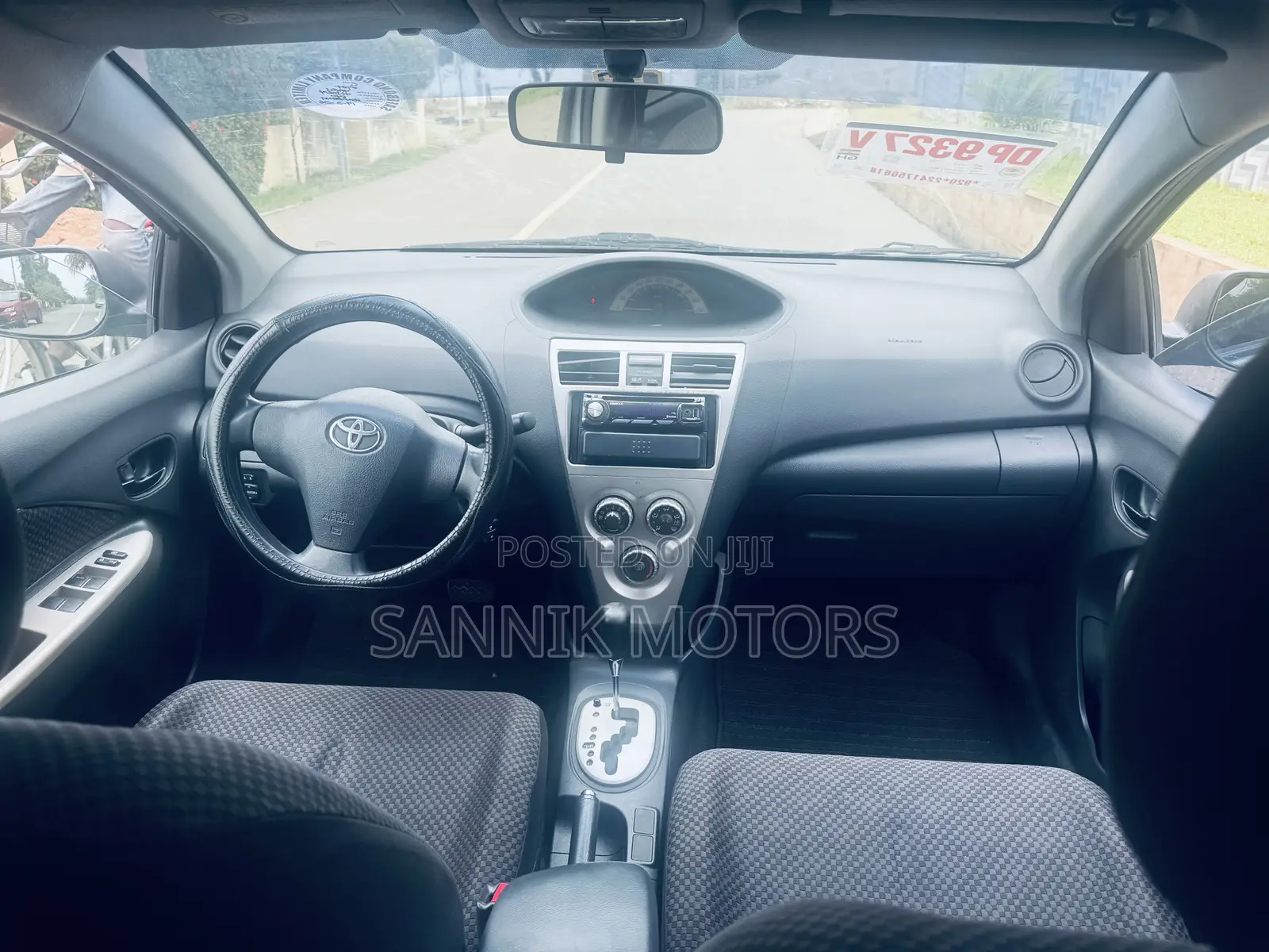Toyota Yaris Base Sedan 4dr 2010 Silver