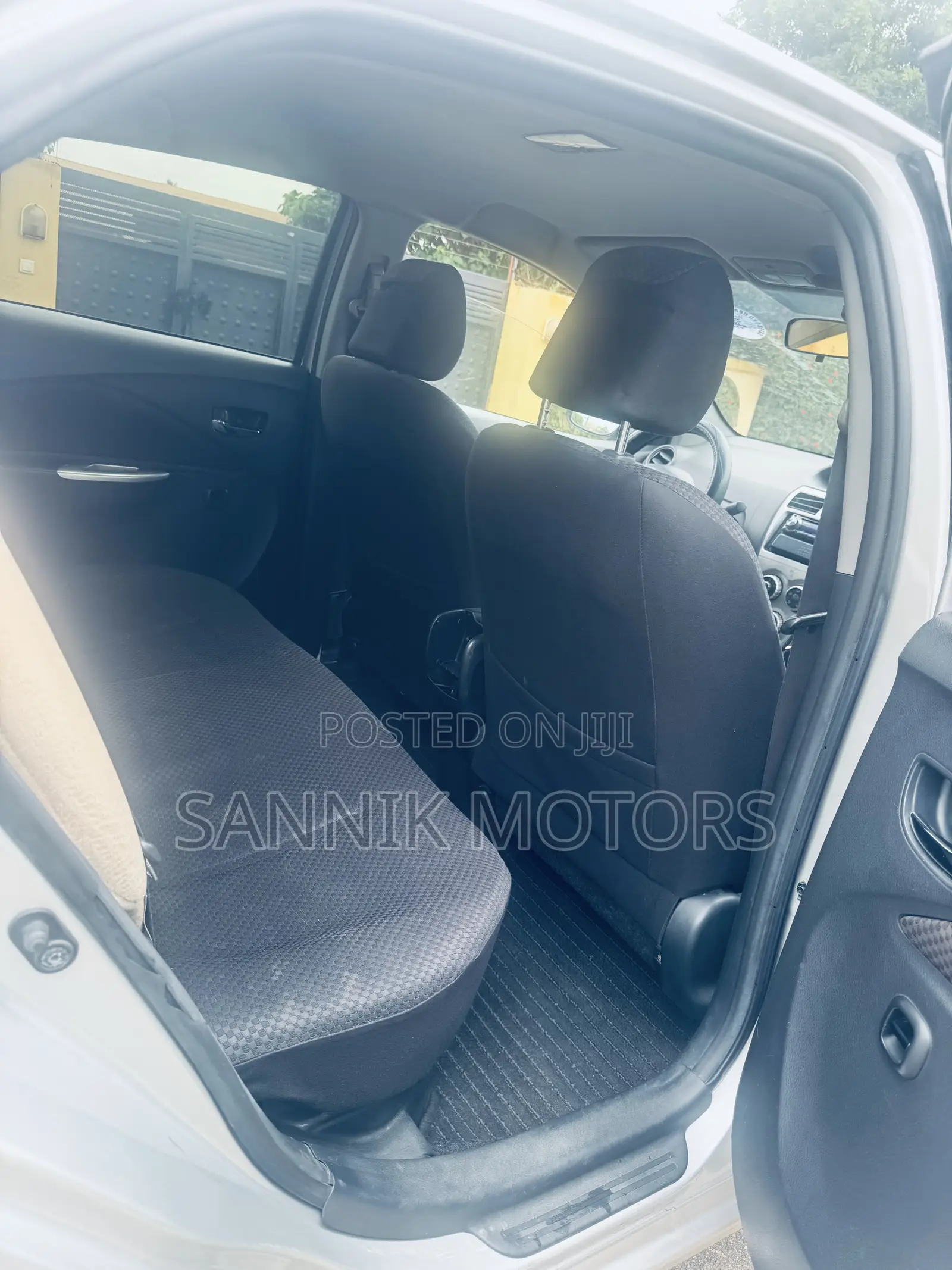 Toyota Yaris Base Sedan 4dr 2010 Silver