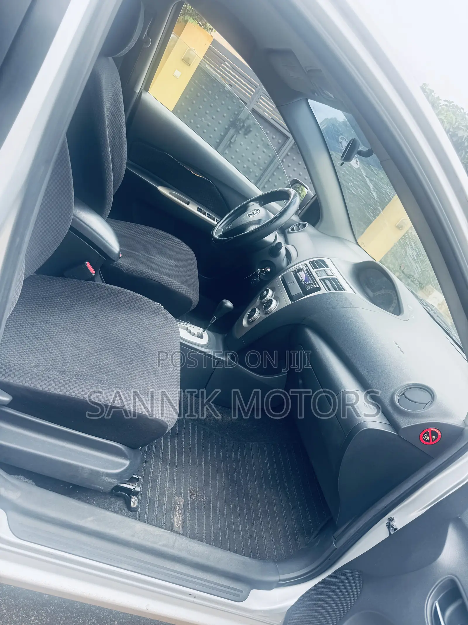 Toyota Yaris Base Sedan 4dr 2010 Silver