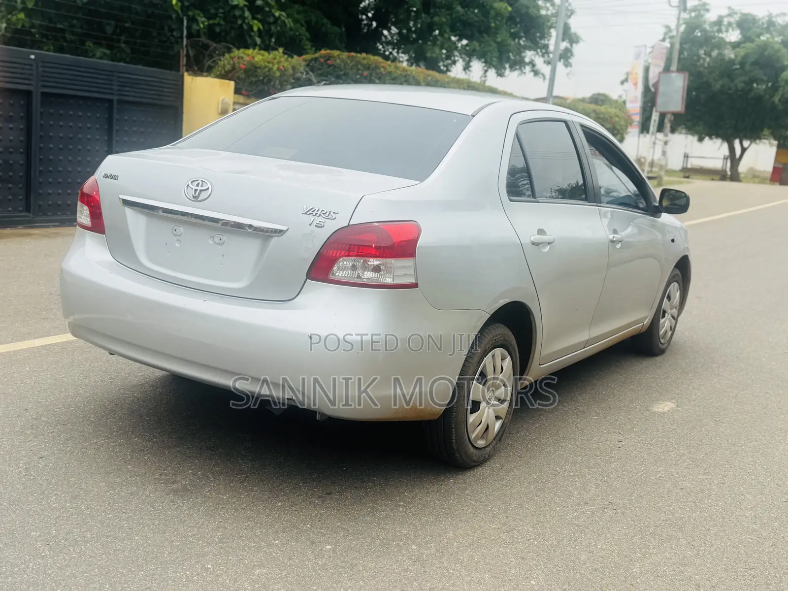 Toyota Yaris Base Sedan 4dr 2010 Silver