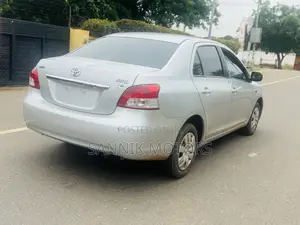 Toyota Yaris Base Sedan 4dr 2010 Silver