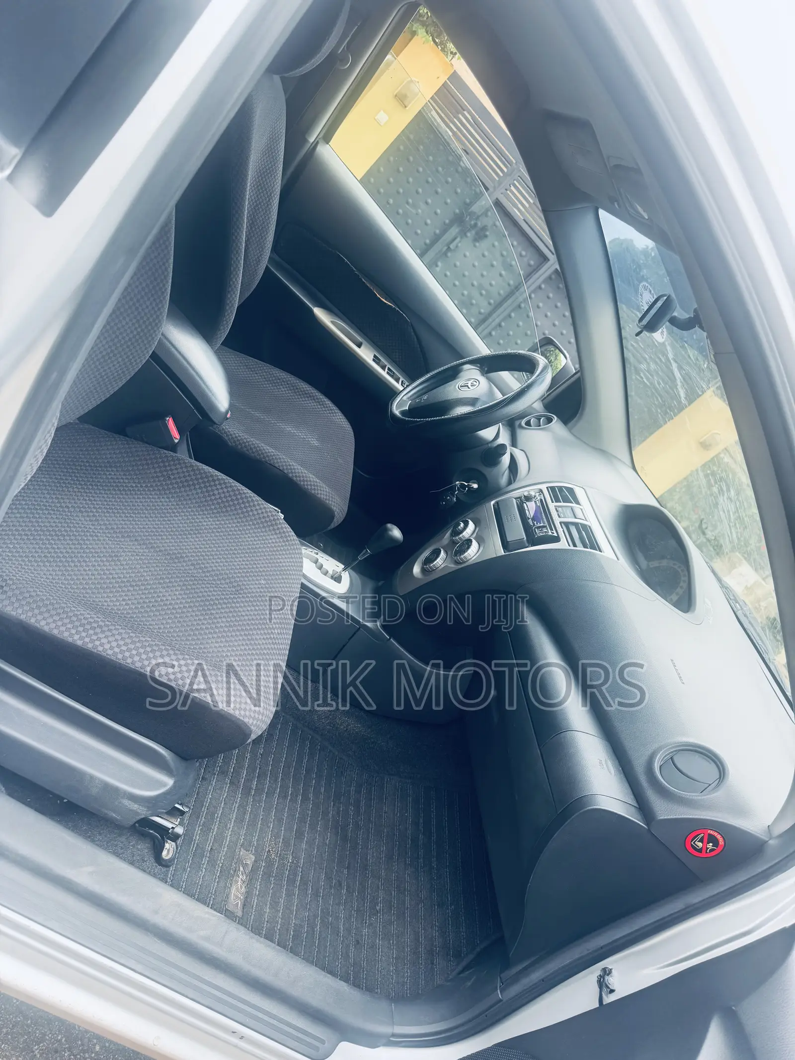 Toyota Yaris Base Sedan 4dr 2010 Silver