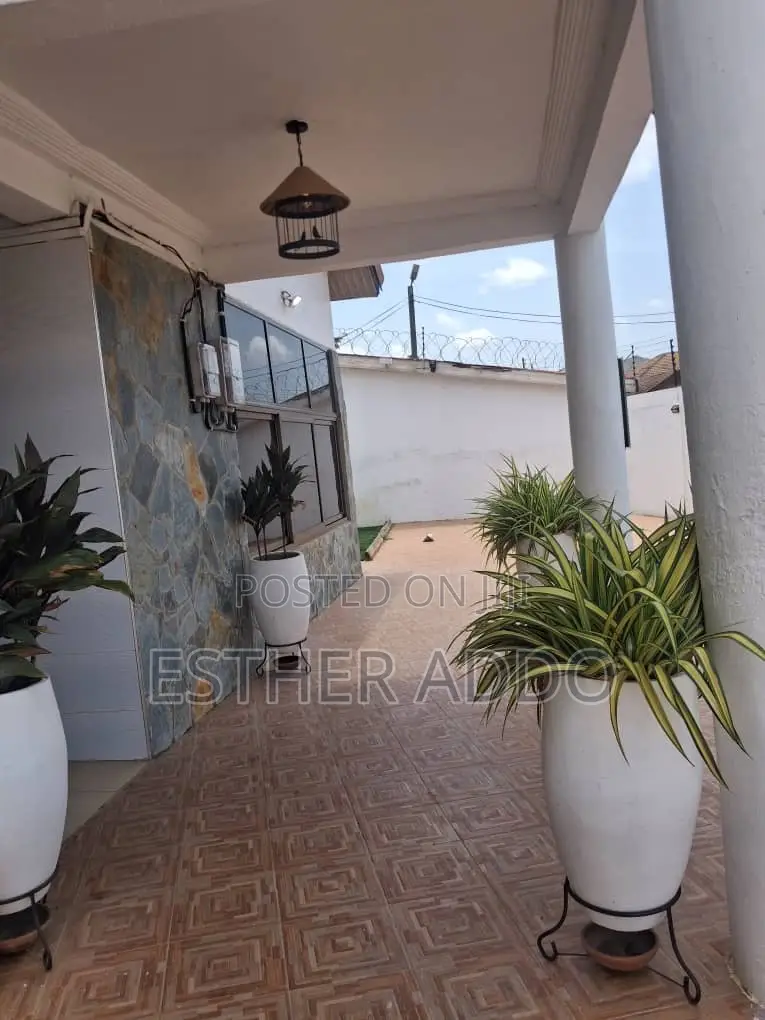Furnished 3bdrm Duplex in School Junction for rent