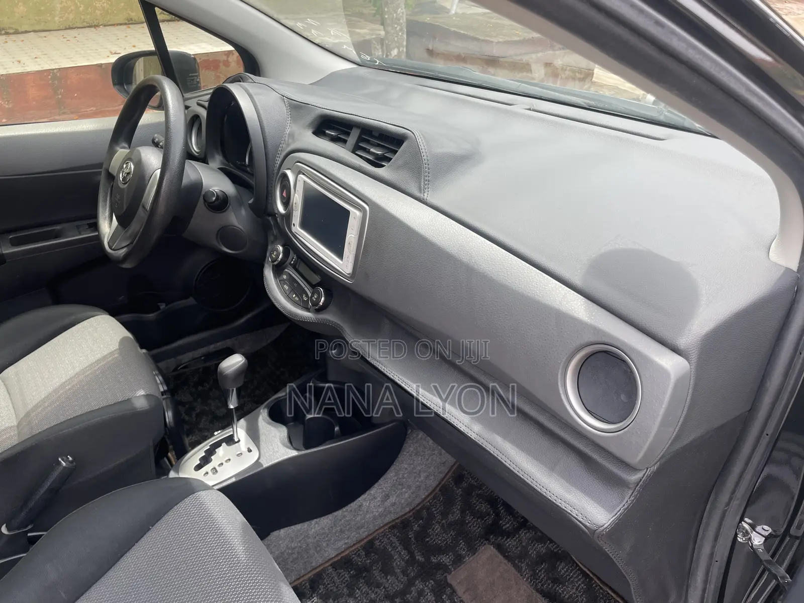 Toyota Vitz 1.3 FWD 5dr 2013 Black