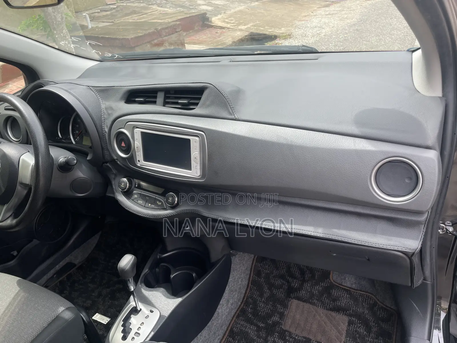 Toyota Vitz 1.3 FWD 5dr 2013 Black