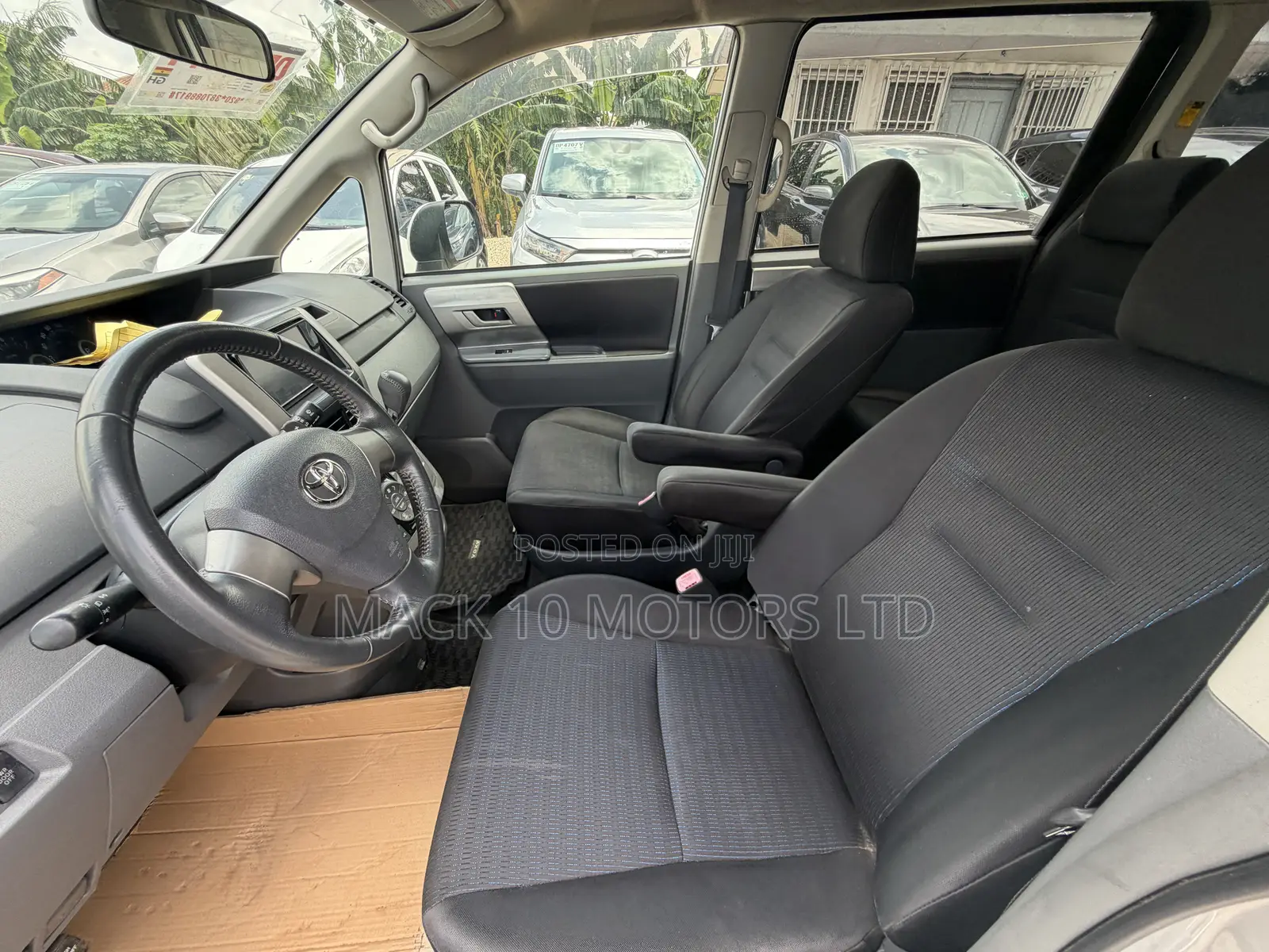 Toyota Voxy 2012 Silver