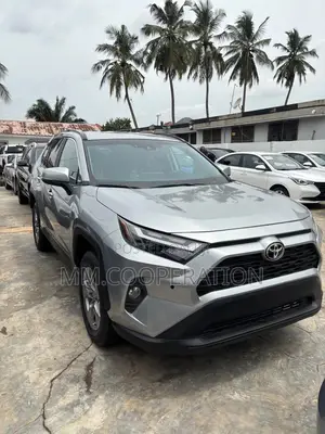 Toyota RAV4 XLE 2025 Silver