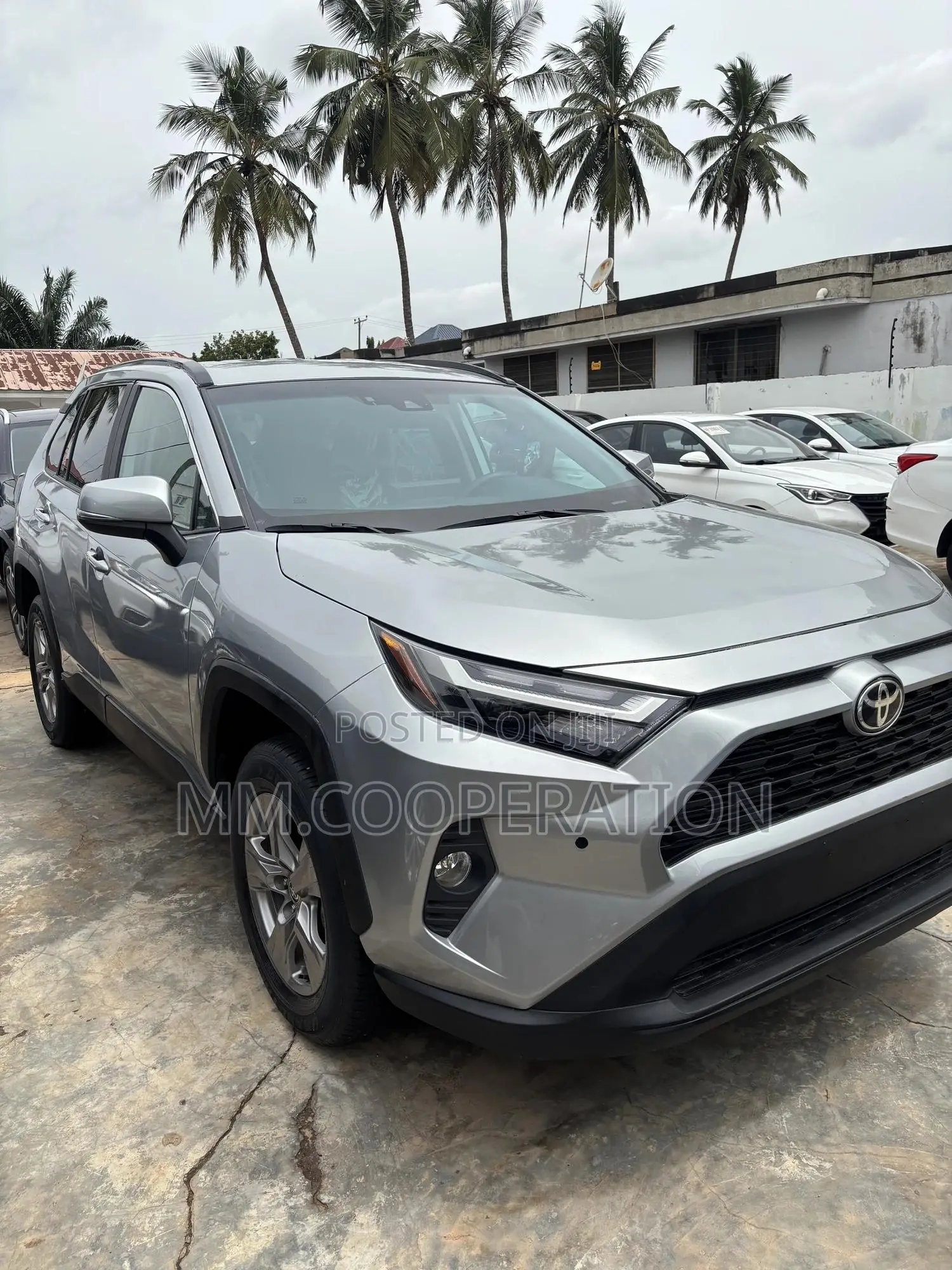 Toyota RAV4 XLE 2025 Silver