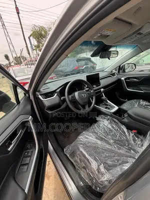 Toyota RAV4 XLE 2025 Silver