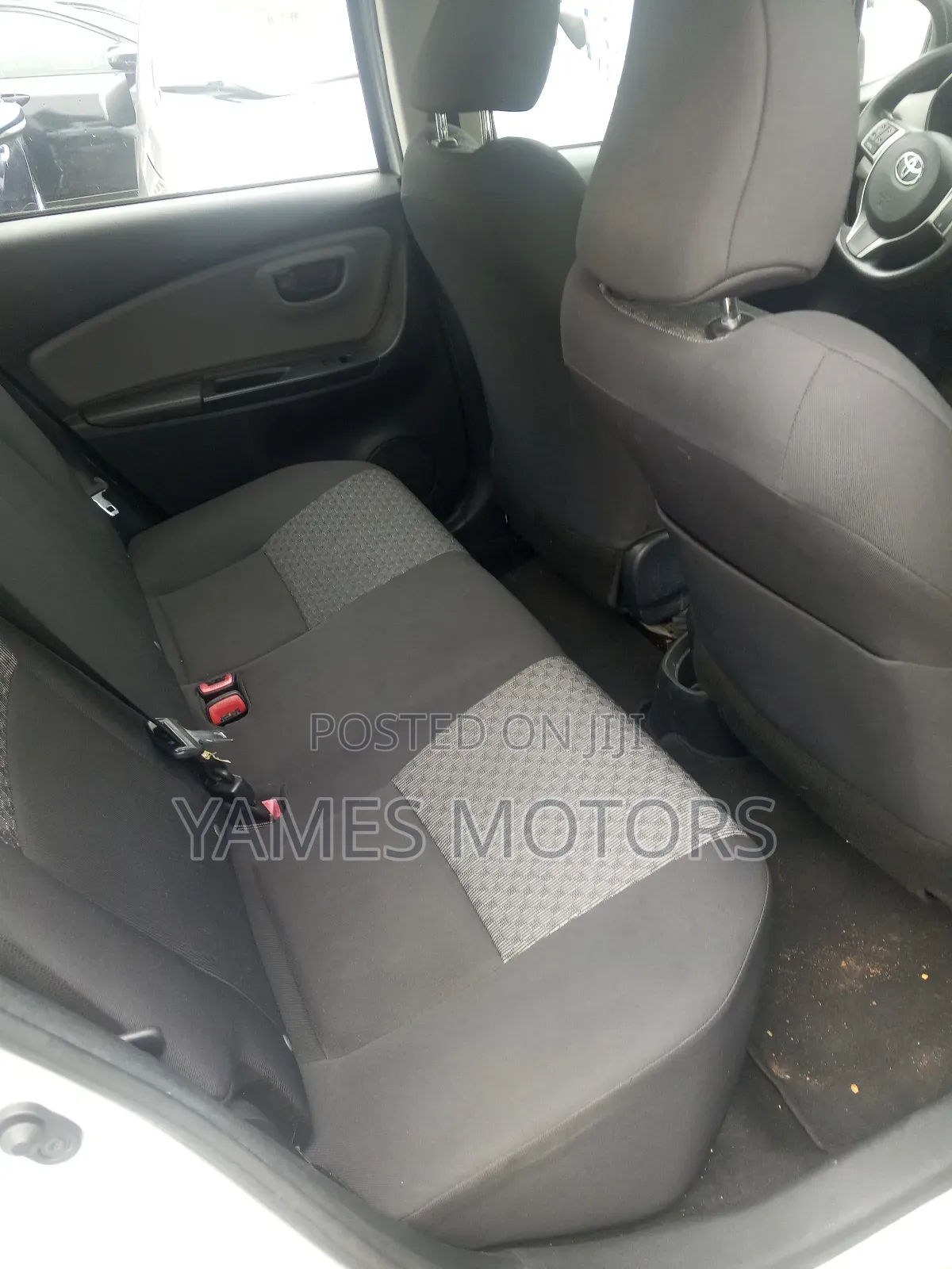 Toyota Yaris L Hatchback 5dr 2017 Silver