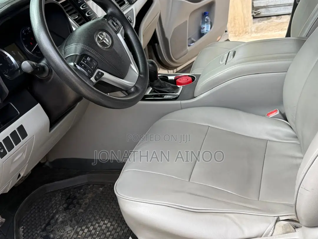 Toyota Highlander LE 4dr SUV (2.7L 4cyl 6A) 2015 Gray