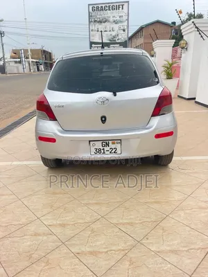 Toyota Vitz 1.0 FWD 5dr 2010 Silver
