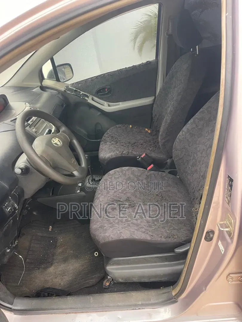 Toyota Vitz 1.0 FWD 5dr 2010 Silver