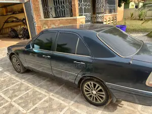 Mercedes-Benz 220 1997 Blue