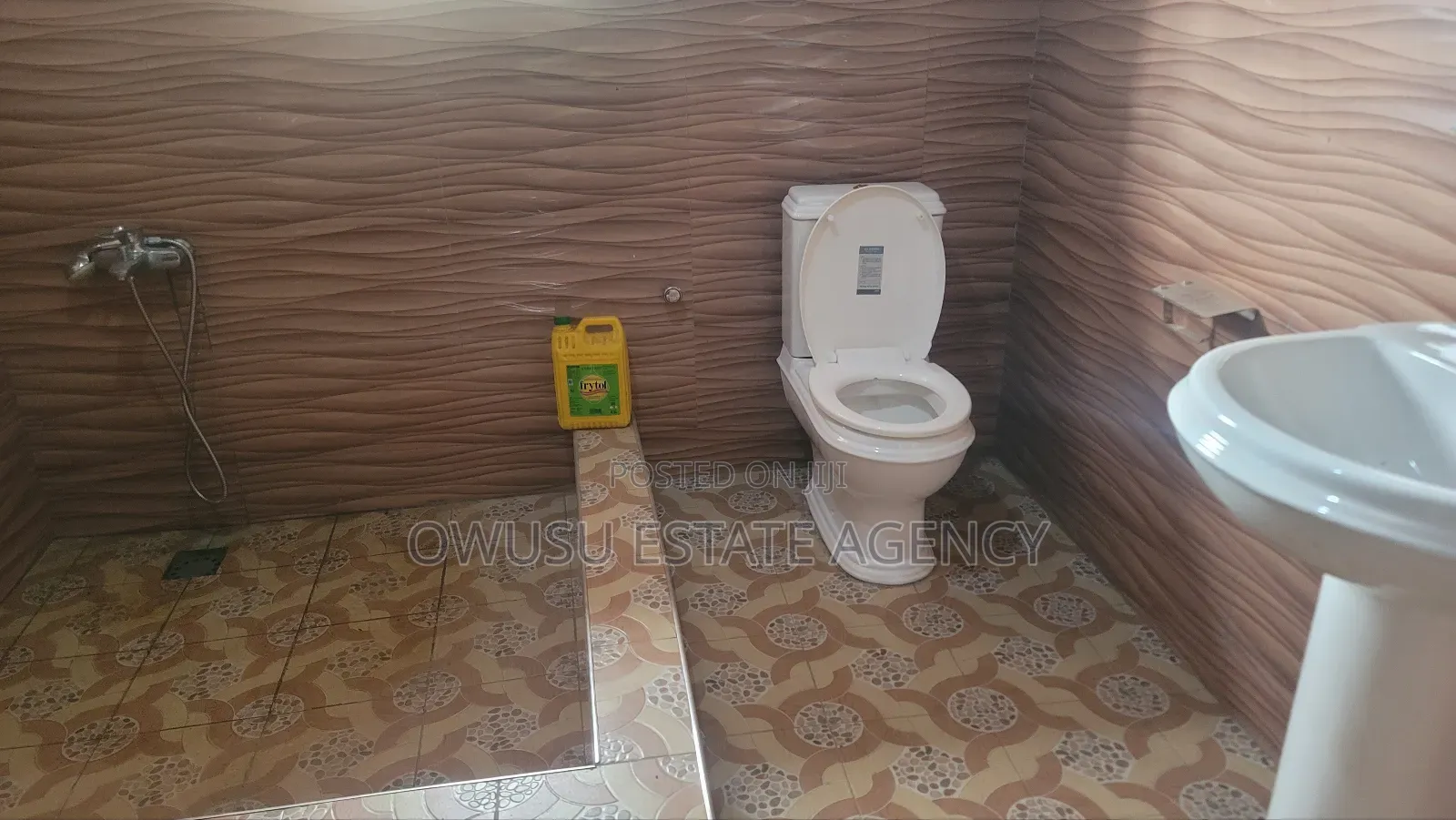 5bdrm House in Atimatim, Kumasi Metropolitan for sale
