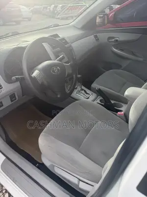 Toyota Corolla LE 4dr Sedan (1.8L 4cyl 4A) 2013 White
