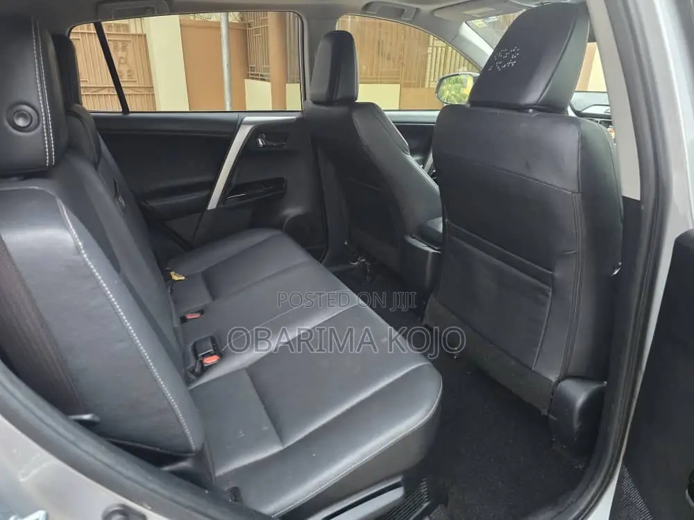 Toyota RAV4 XLE 4dr SUV (2.5L 4cyl 6A) 2018 Silver
