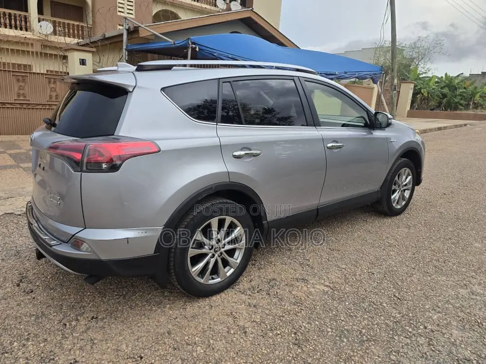 Toyota RAV4 XLE 4dr SUV (2.5L 4cyl 6A) 2018 Silver