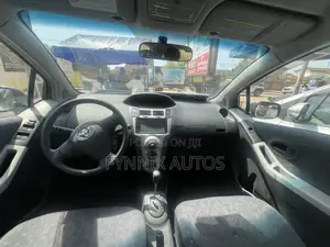 Toyota Vitz 1.3 FWD 3dr 2010 Silver
