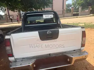 Nissan Hardbody 2015 White