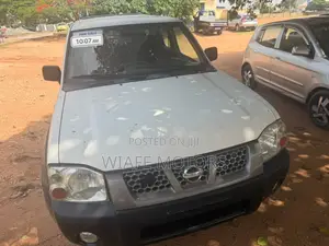 Nissan Hardbody 2015 White