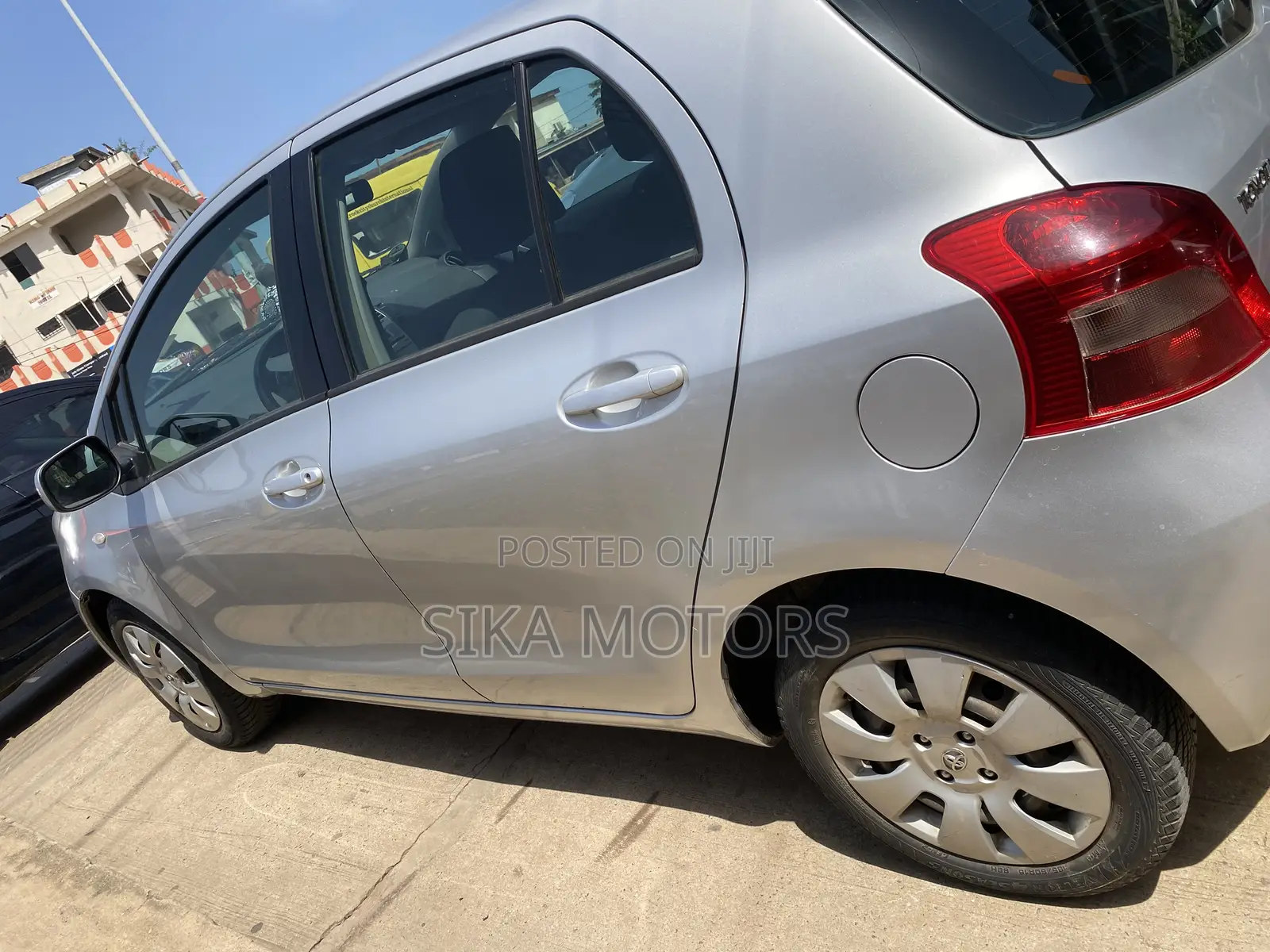 Toyota Vitz 2010 Silver