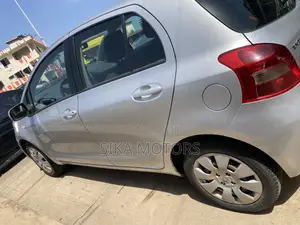 Toyota Vitz 2010 Silver