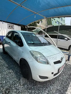 Toyota Yaris Base Hatchback 5dr 2010 White