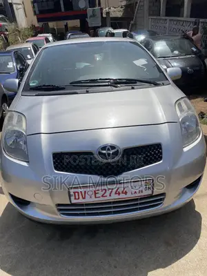 Toyota Vitz 2010 Silver