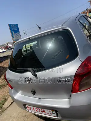 Toyota Vitz 2010 Silver