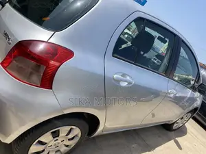 Toyota Vitz 2010 Silver