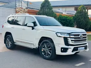Toyota Land Cruiser LC300 2023 White