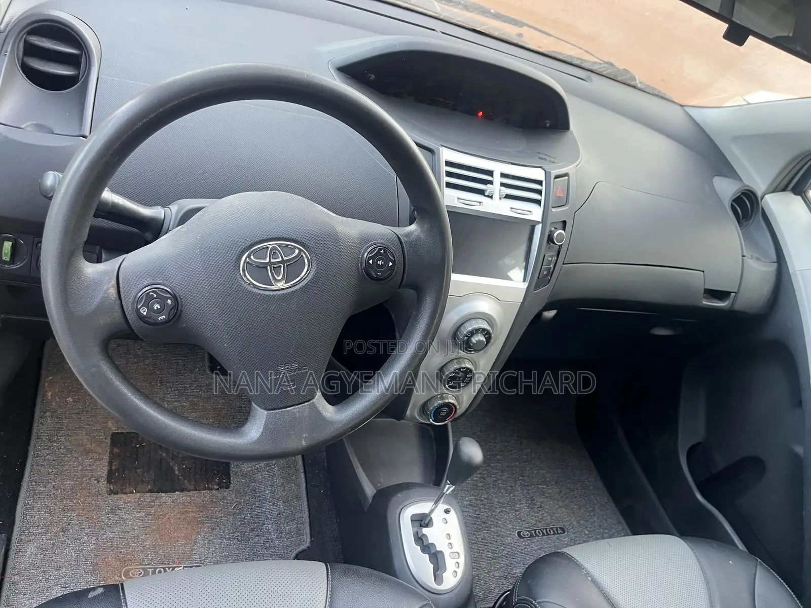 Toyota Yaris Base Hatchback 5dr 2010 White