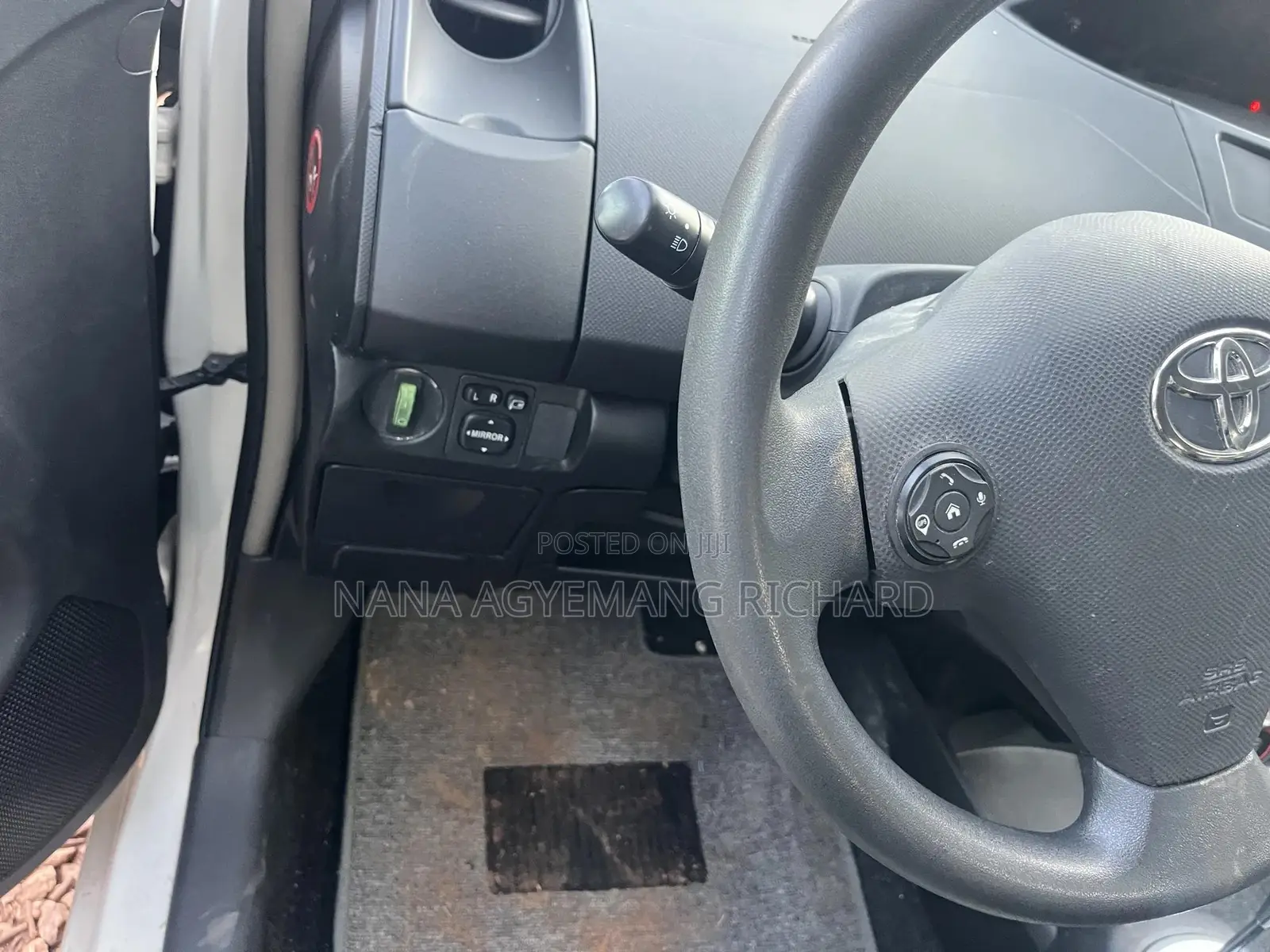 Toyota Yaris Base Hatchback 5dr 2010 White