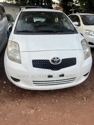 Toyota Yaris Base Hatchback 5dr 2010 White
