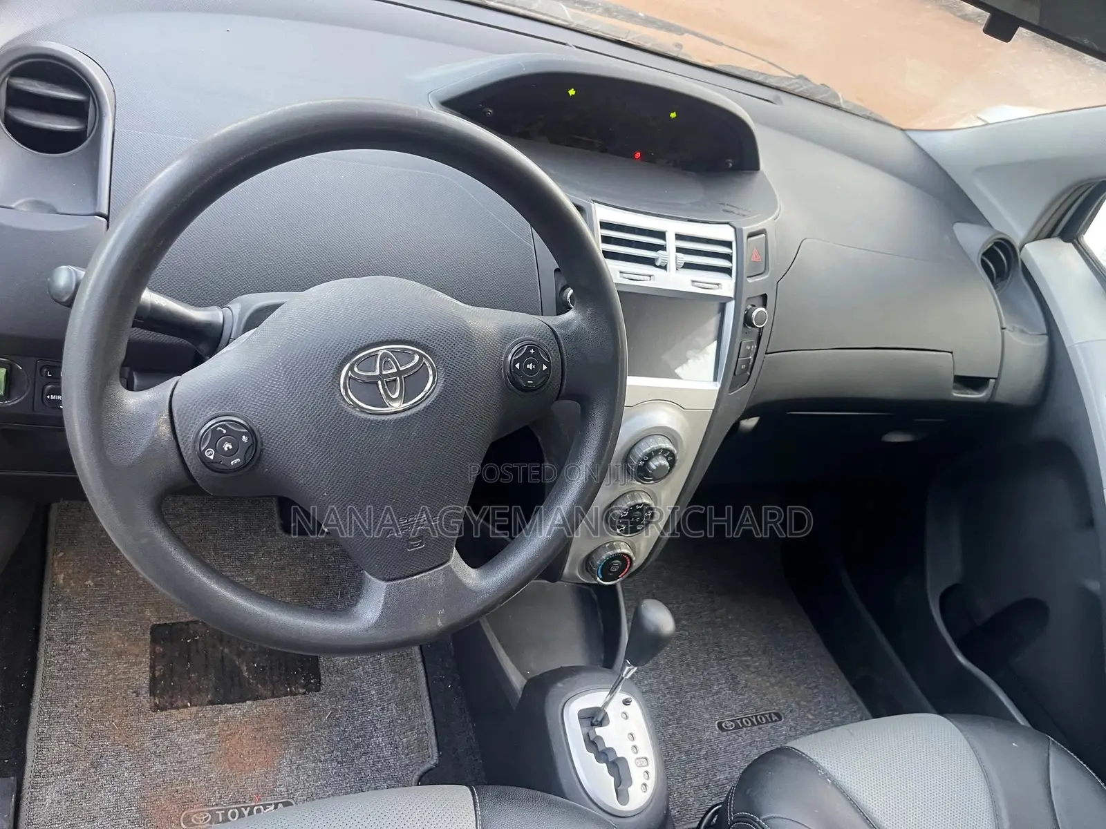 Toyota Yaris Base Hatchback 5dr 2010 White