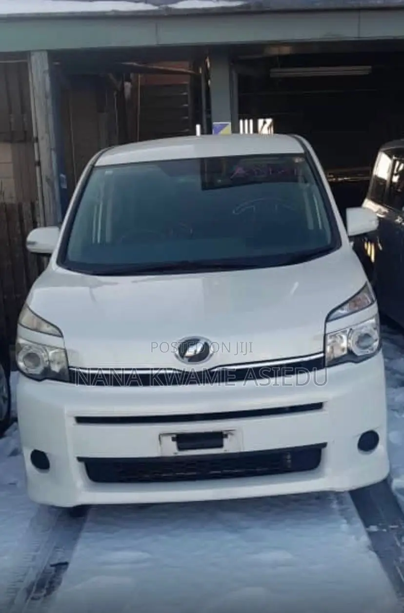 Toyota Voxy X 2WD 8-Seater 2013 White