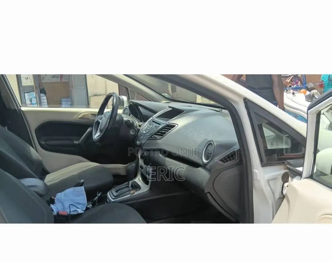 Ford Fiesta SE 4dr Sedan (1.6L 4cyl 5M) 2015 White