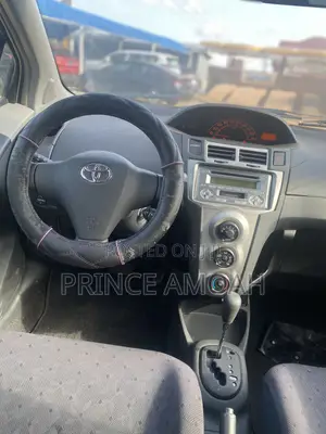 Toyota Vitz 1.3 FWD 5dr 2010 Silver