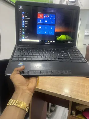 Laptop Toshiba Satellite C670 6GB Intel Core i3 HDD+SSD 320GB