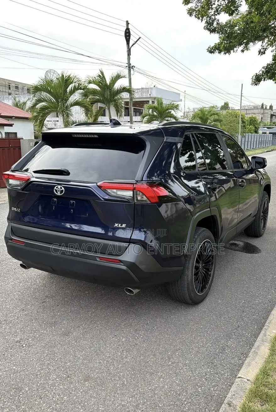 Toyota RAV4 XLE AWD 2020 Blue