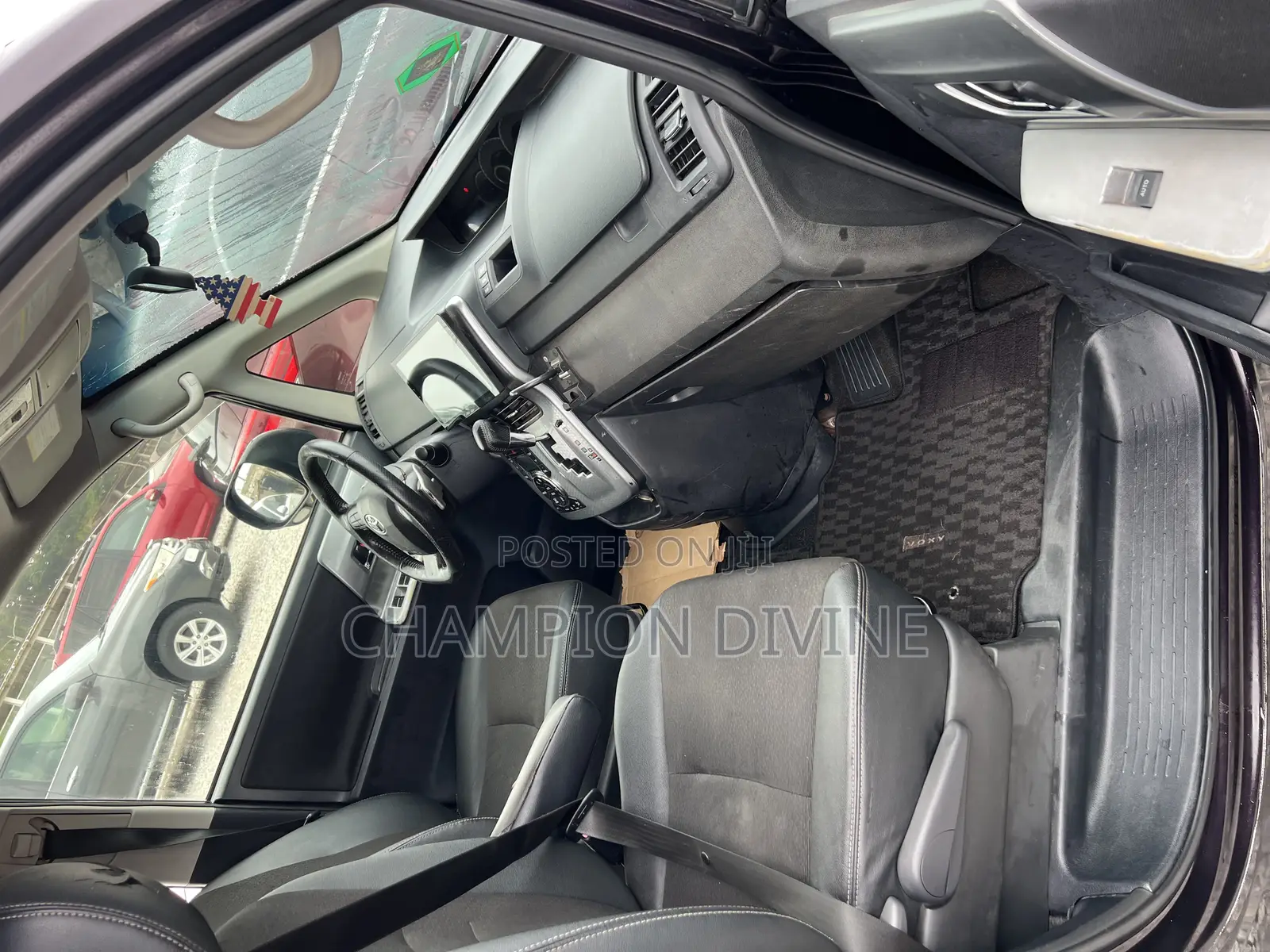 Toyota Voxy 2013