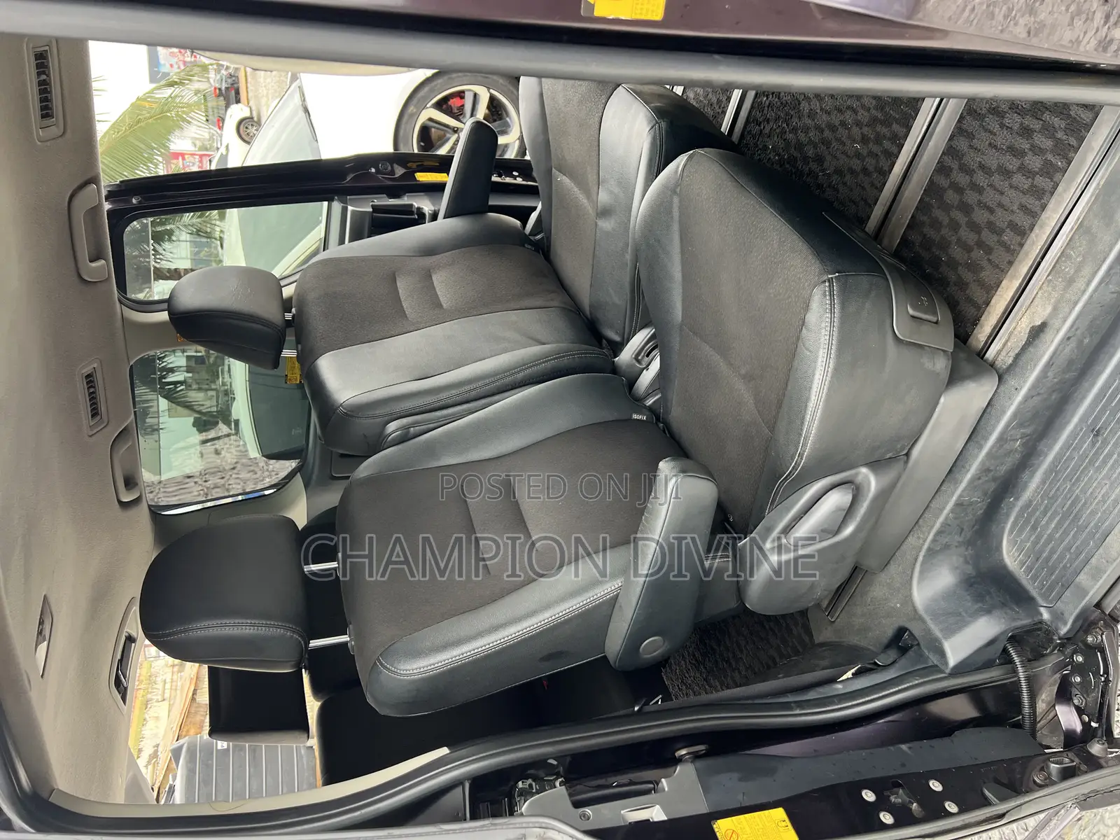 Toyota Voxy 2013