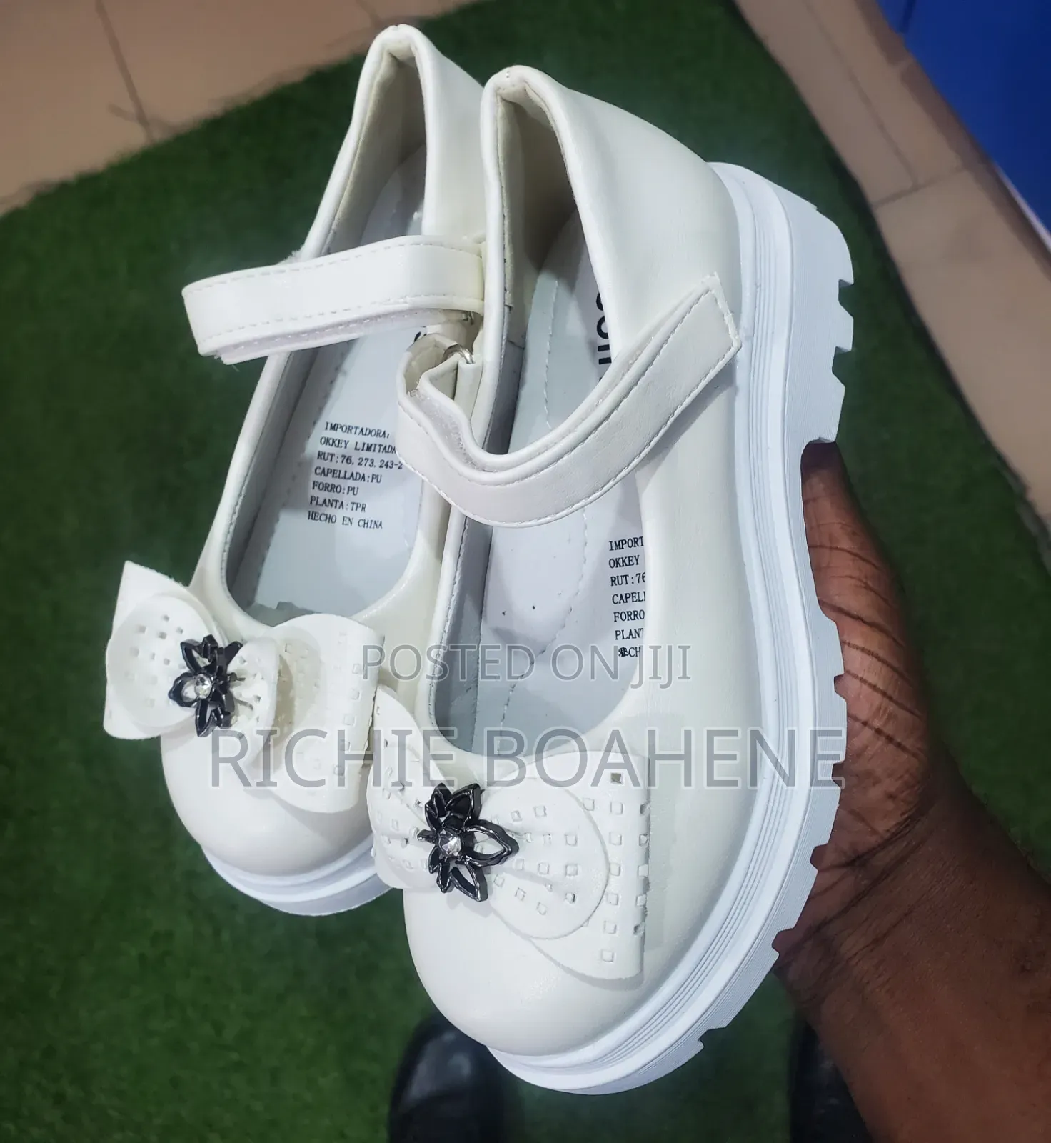 Girls White Shoee. 25,30