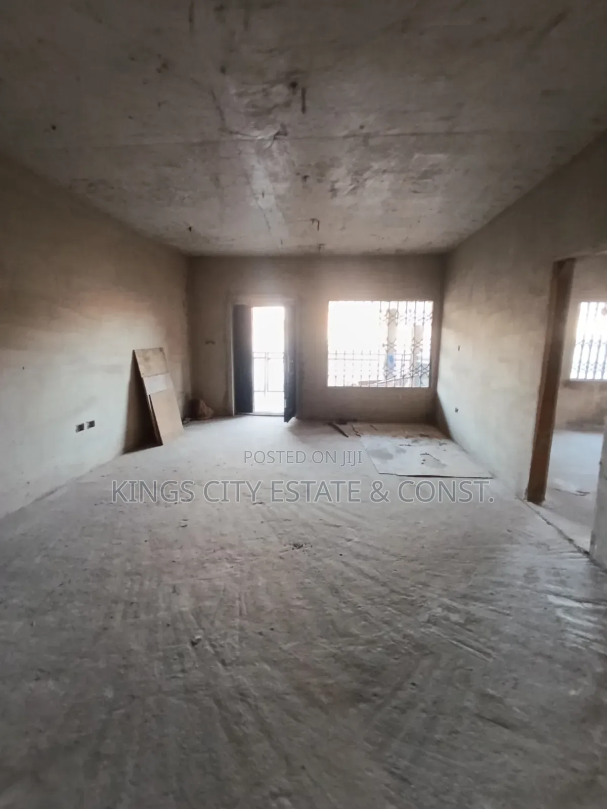 8bdrm Apartment in First-Stores, Pokuase for sale