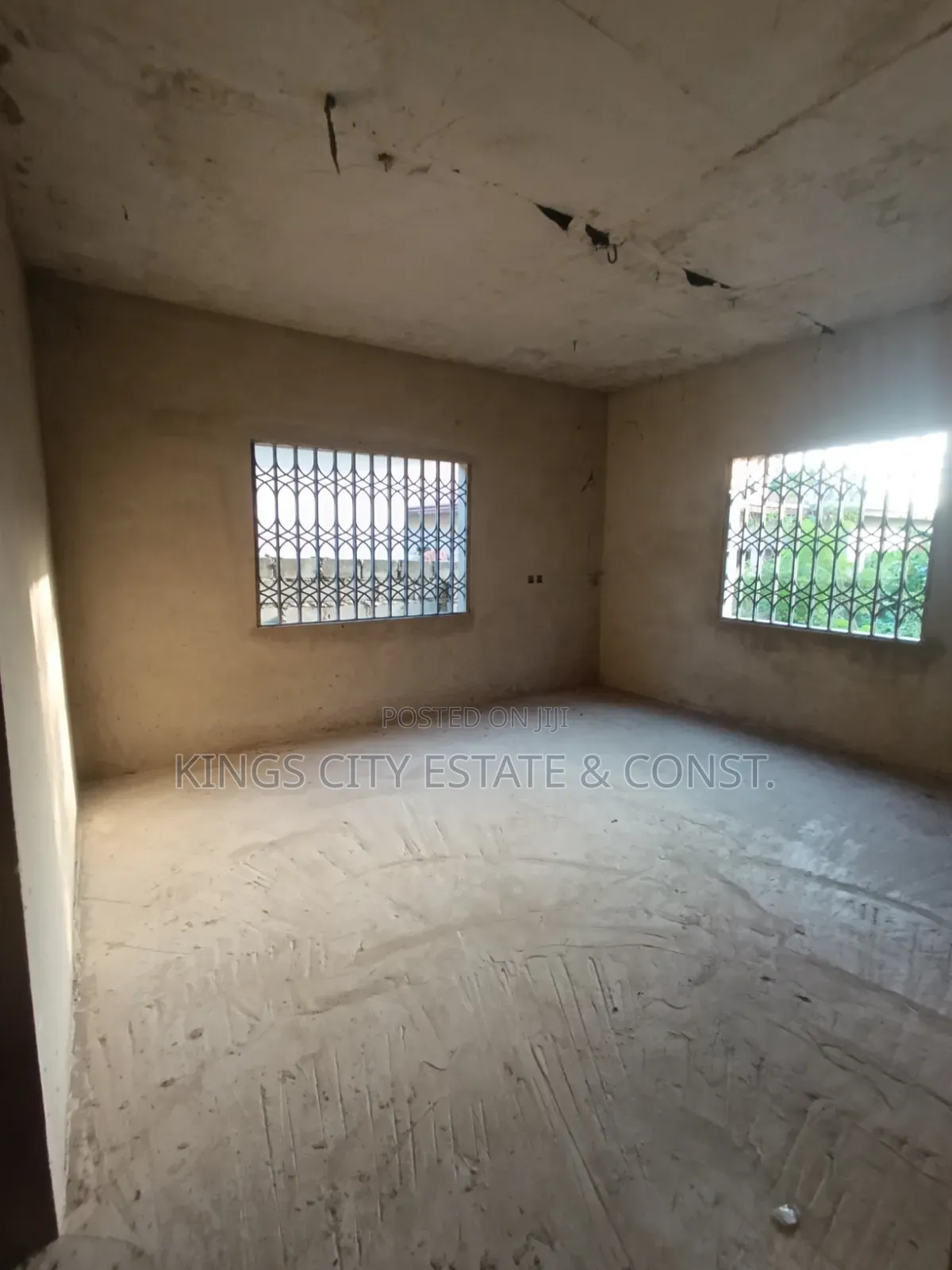 8bdrm Apartment in First-Stores, Pokuase for sale