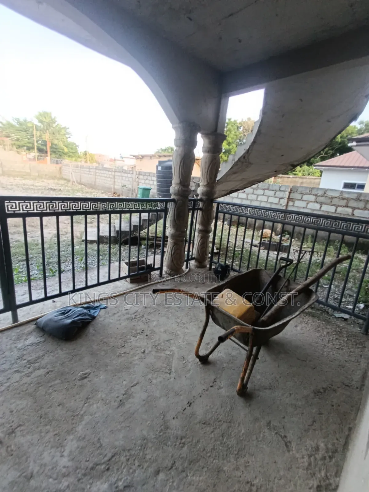 8bdrm Apartment in First-Stores, Pokuase for sale