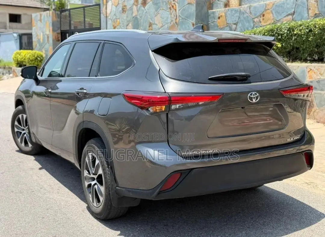 Toyota Highlander XLE 2022 Gray